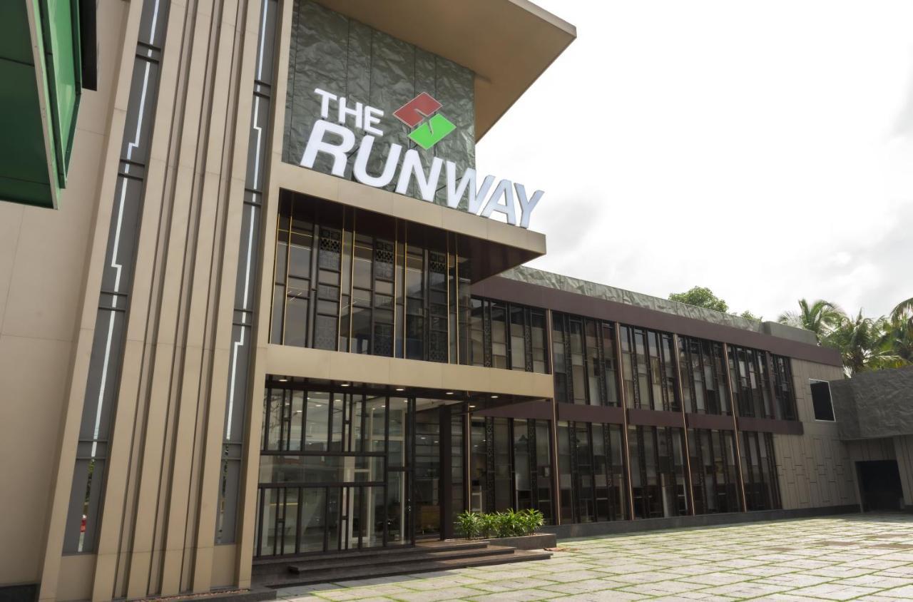 The Runway Hotel Kochi Kültér fotó