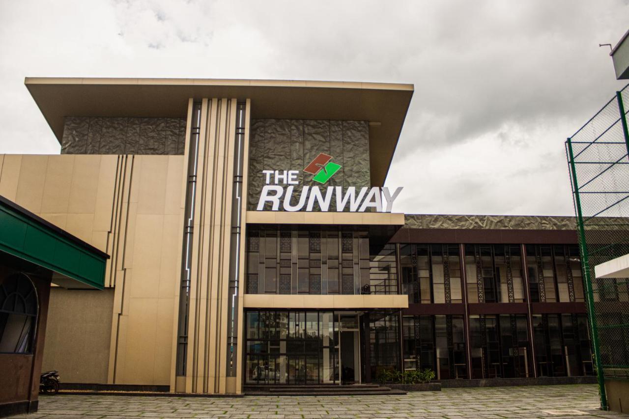 The Runway Hotel Kochi Kültér fotó